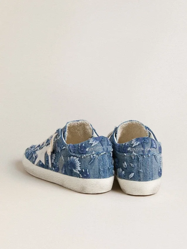 Super-Star LTD für Damen in hellblauem Denim mit weissem Lederstern und gestickten Blumen
