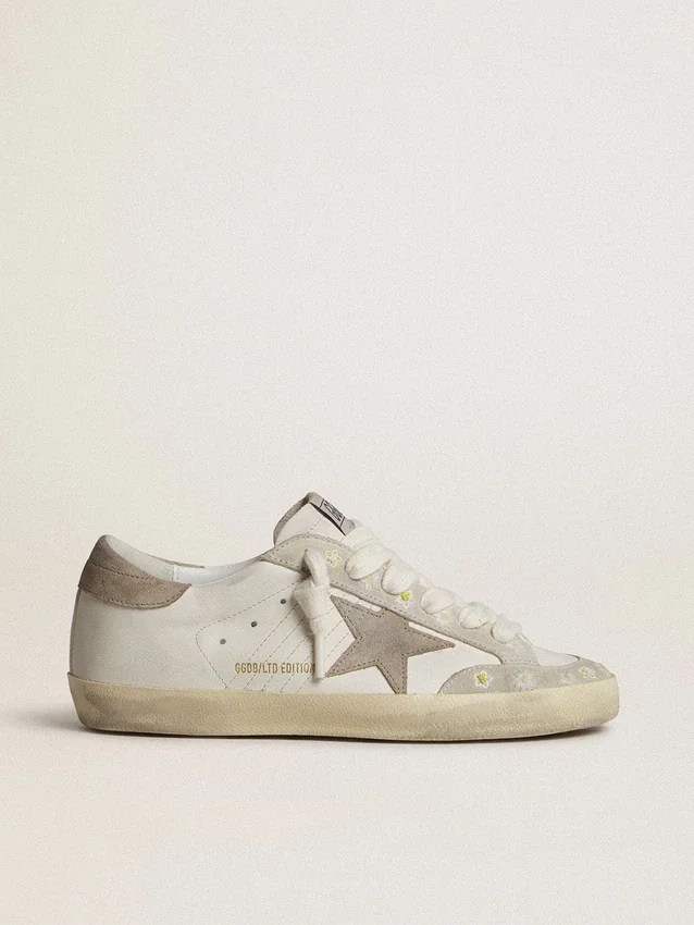 Super-Star LTD für Damen mit beigem Stern und Fersenlasche aus Wildleder sowie Blumenstickerei