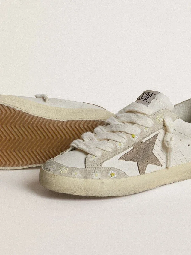 Super-Star LTD für Damen mit beigem Stern und Fersenlasche aus Wildleder sowie Blumenstickerei