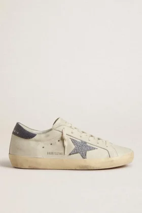 Super-Star mit cremefarbenem Lederstern mit Swarovski-Kristallen und blauer Fersenlasche aus Leder mit Eidechsenprint