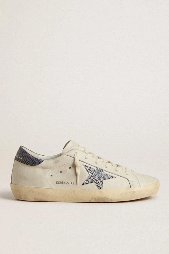Super-Star mit cremefarbenem Lederstern mit Swarovski-Kristallen und blauer Fersenlasche aus Leder mit Eidechsenprint