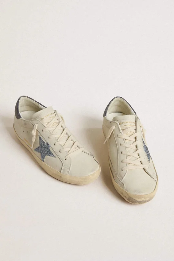 Super-Star mit cremefarbenem Lederstern mit Swarovski-Kristallen und blauer Fersenlasche aus Leder mit Eidechsenprint