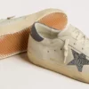 Super-Star mit cremefarbenem Lederstern mit Swarovski-Kristallen und blauer Fersenlasche aus Leder mit Eidechsenprint
