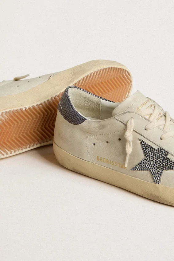 Super-Star mit cremefarbenem Lederstern mit Swarovski-Kristallen und blauer Fersenlasche aus Leder mit Eidechsenprint