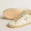 Super-Star mit silbernem Lederstern und Fersenlasche aus Leder mit Krokodil-Print