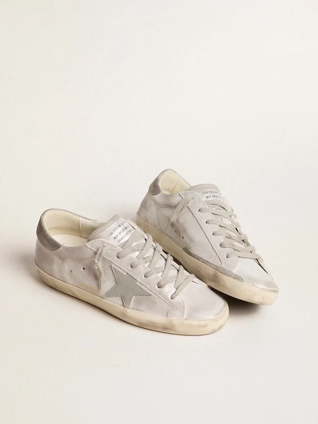 Super-Star-Sneaker aus grau-weissem Leder mit Glitzer-Effekt und Lederstern