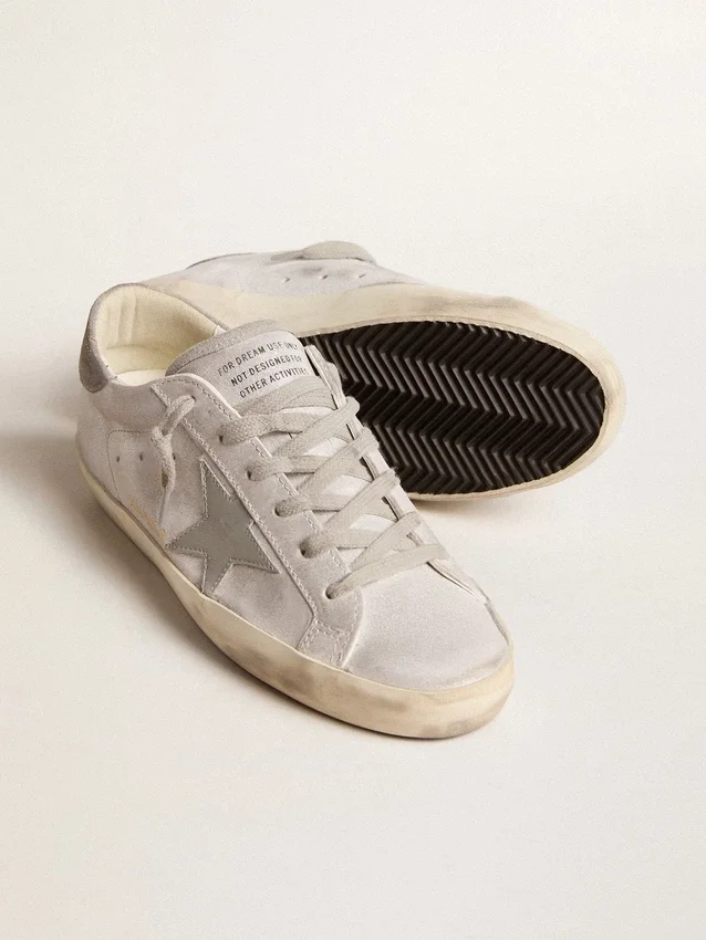 Super-Star-Sneaker aus grau-weissem Leder mit Glitzer-Effekt und Lederstern