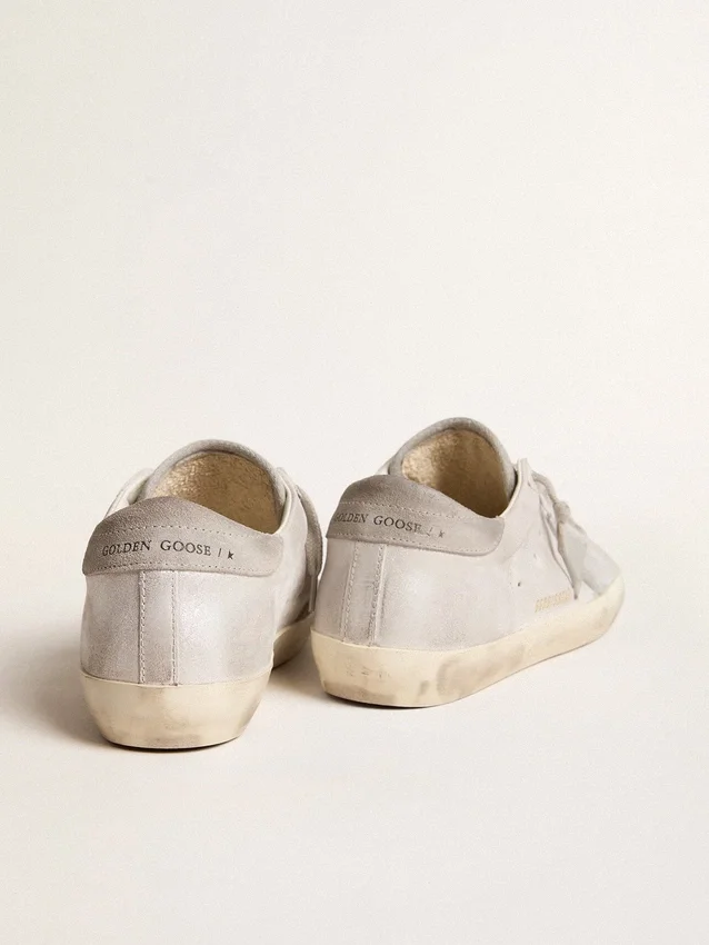 Super-Star-Sneaker aus grau-weissem Leder mit Glitzer-Effekt und Lederstern