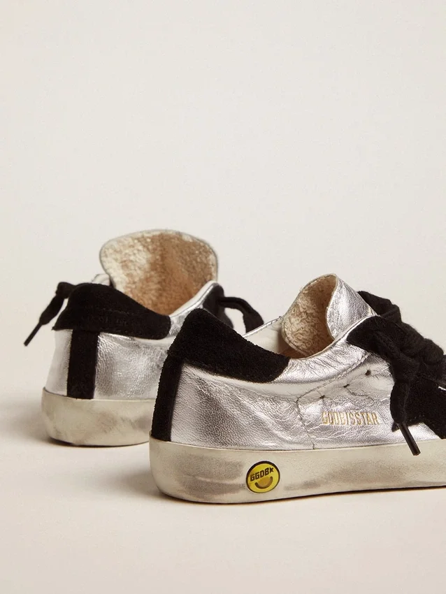 «Super-Star»-Sneaker aus silbernem Leder mit Wildledereinsätzen