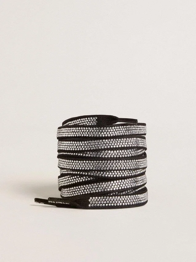 Swarovski-Schnürsenkel mit kontrastierendem weissem Logo