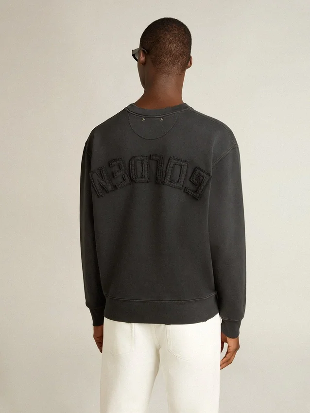 Sweatshirt in gewaschenem Schwarz mit umgekehrtem Logo auf der Rückseite – Jersey Capsule