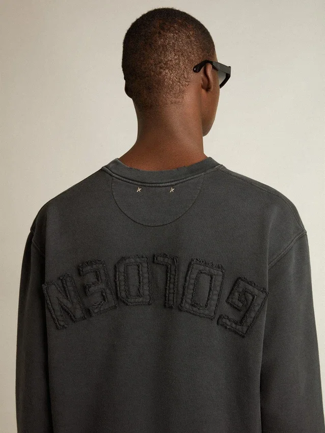 Sweatshirt in gewaschenem Schwarz mit umgekehrtem Logo auf der Rückseite – Jersey Capsule