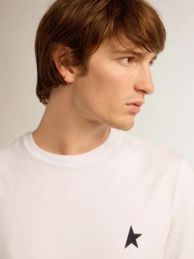 T-Shirt aus der «White Star Collection» mit schwarzem Stern auf der Vorderseite