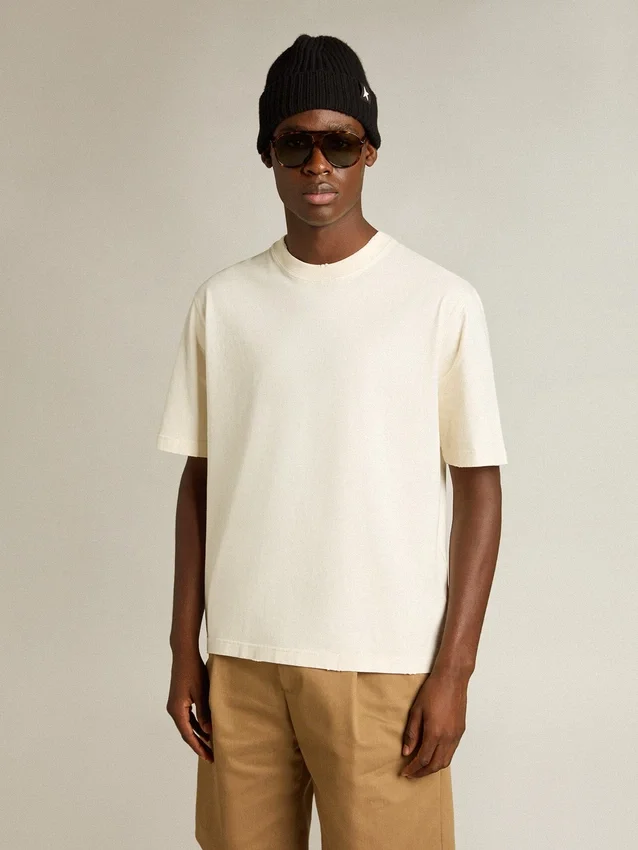 T-Shirt in gealtertem Weiss mit umgekehrtem Logo auf der Rückseite – Jersey Capsule