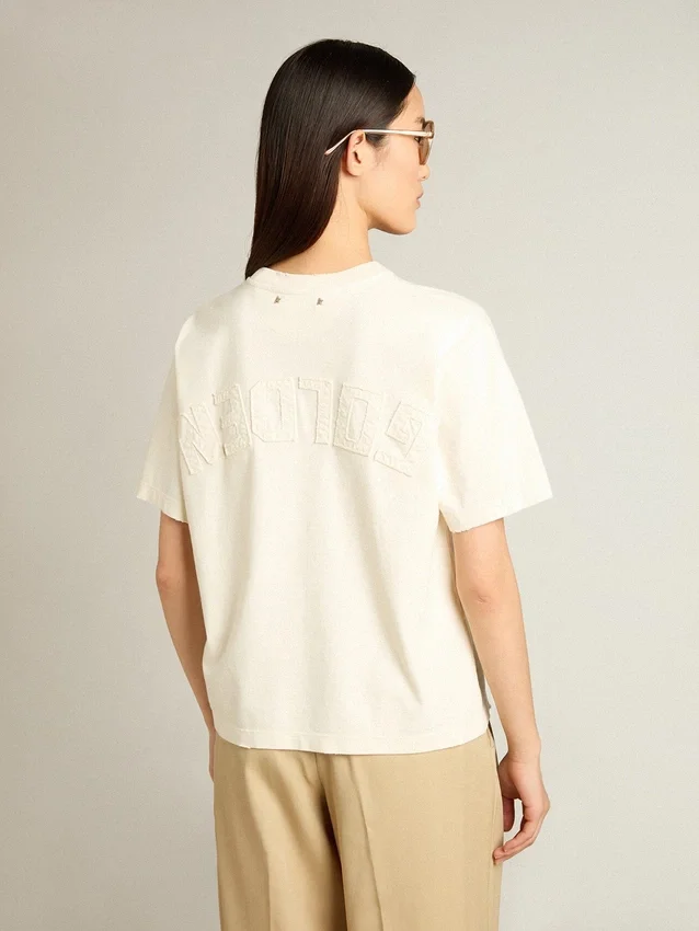 T-Shirt in gealtertem Weiss mit umgekehrtem Logo auf der Rückseite – Jersey Capsule
