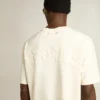 T-Shirt in gealtertem Weiss mit umgekehrtem Logo auf der Rückseite – Jersey Capsule