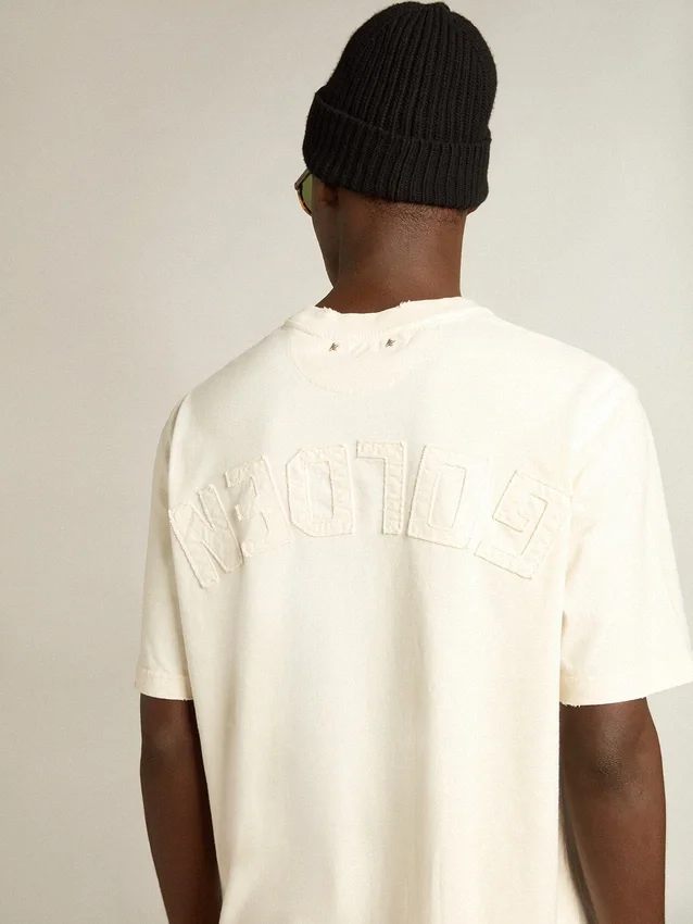 T-Shirt in gealtertem Weiss mit umgekehrtem Logo auf der Rückseite – Jersey Capsule