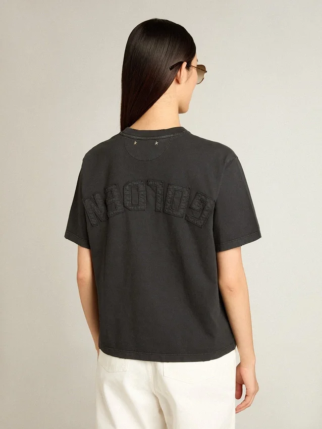 T-Shirt in gewaschenem Schwarz mit umgekehrtem Logo auf der Rückseite – Jersey Capsule