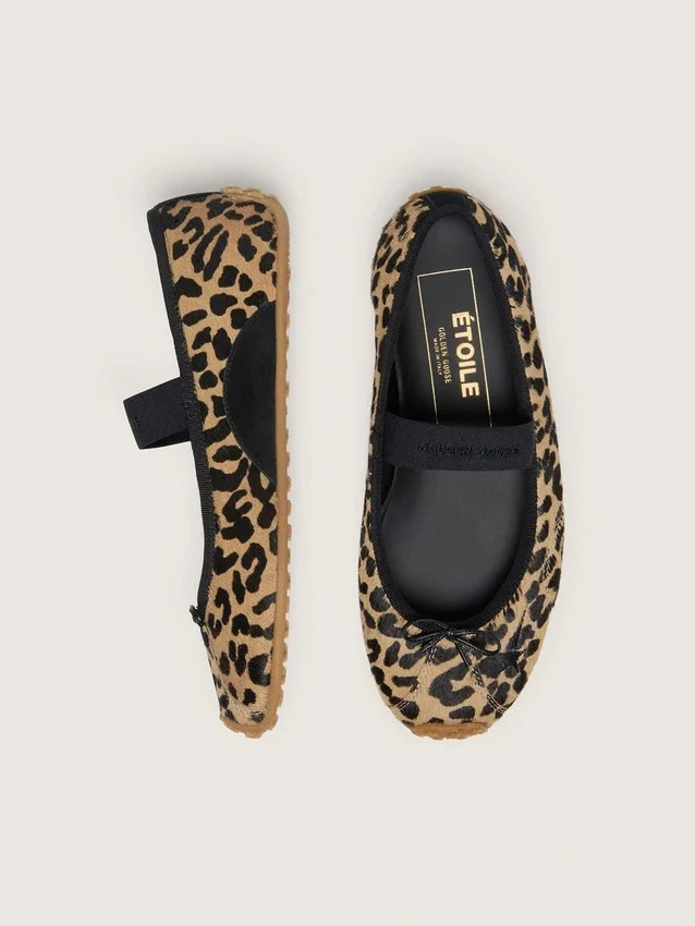 Étoile-Ballerinas aus Ponyfell mit Leopardenmuster, schwarzem gesticktem Stern und elastischem Riemen