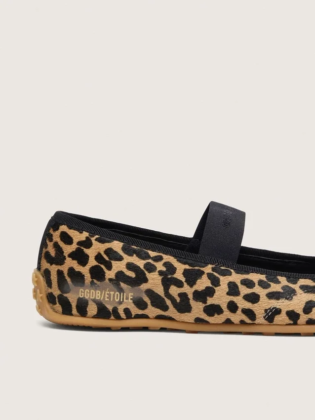 Étoile-Ballerinas aus Ponyfell mit Leopardenmuster, schwarzem gesticktem Stern und elastischem Riemen
