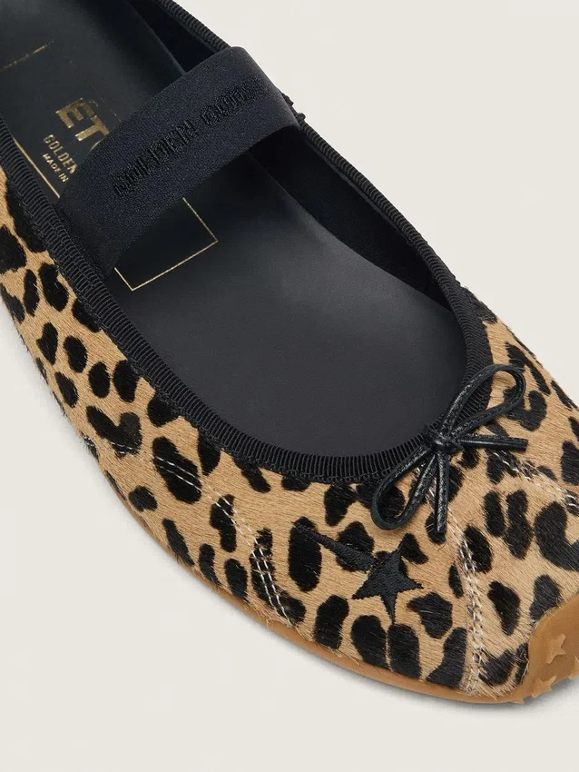 Étoile-Ballerinas aus Ponyfell mit Leopardenmuster, schwarzem gesticktem Stern und elastischem Riemen