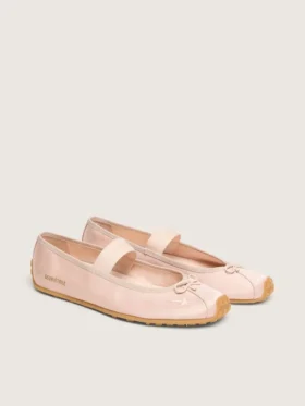 Étoile-Ballerinas aus puderrosa Satin mit puderrosa gesticktem Stern und elastischem Riemen