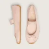 Étoile-Ballerinas aus puderrosa Satin mit puderrosa gesticktem Stern und elastischem Riemen