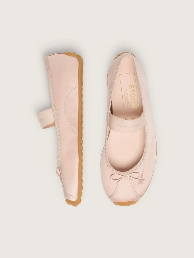 Étoile-Ballerinas aus puderrosa Satin mit puderrosa gesticktem Stern und elastischem Riemen