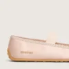 Étoile-Ballerinas aus puderrosa Satin mit puderrosa gesticktem Stern und elastischem Riemen
