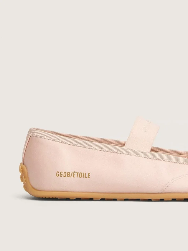 Étoile-Ballerinas aus puderrosa Satin mit puderrosa gesticktem Stern und elastischem Riemen
