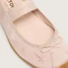 Étoile-Ballerinas aus puderrosa Satin mit puderrosa gesticktem Stern und elastischem Riemen