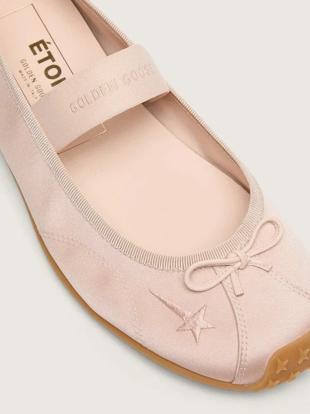 Étoile-Ballerinas aus puderrosa Satin mit puderrosa gesticktem Stern und elastischem Riemen