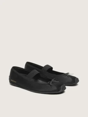 Étoile Ballerinas aus schwarzem Satin mit schwarzem gesticktem Stern und elastischem Riemen
