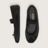Étoile Ballerinas aus schwarzem Satin mit schwarzem gesticktem Stern und elastischem Riemen