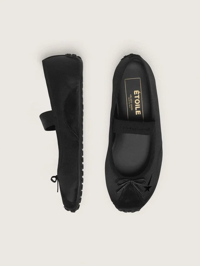 Étoile Ballerinas aus schwarzem Satin mit schwarzem gesticktem Stern und elastischem Riemen