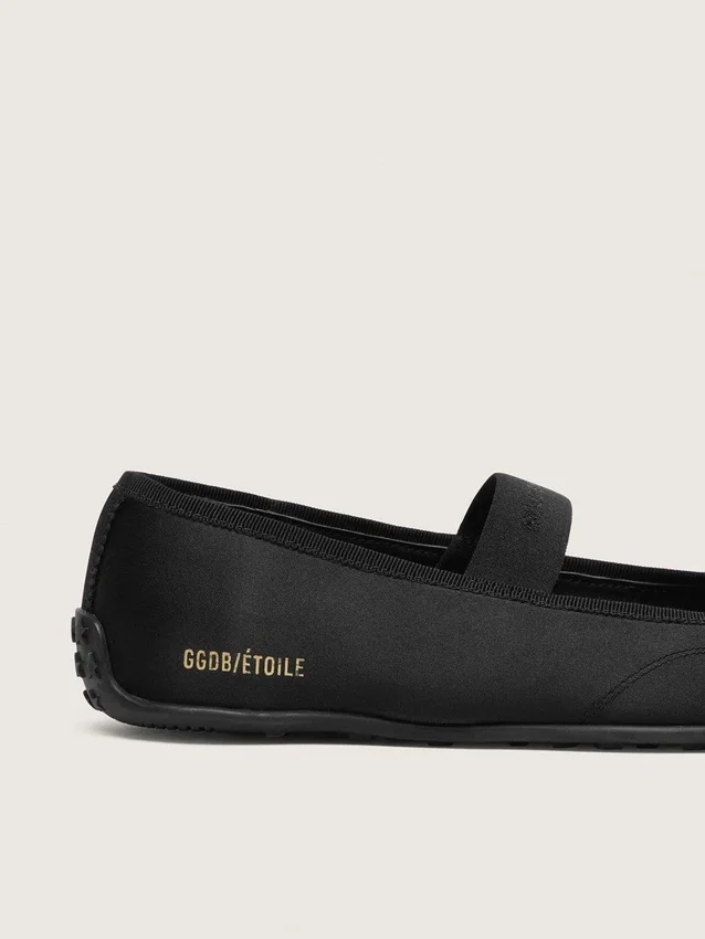 Étoile Ballerinas aus schwarzem Satin mit schwarzem gesticktem Stern und elastischem Riemen