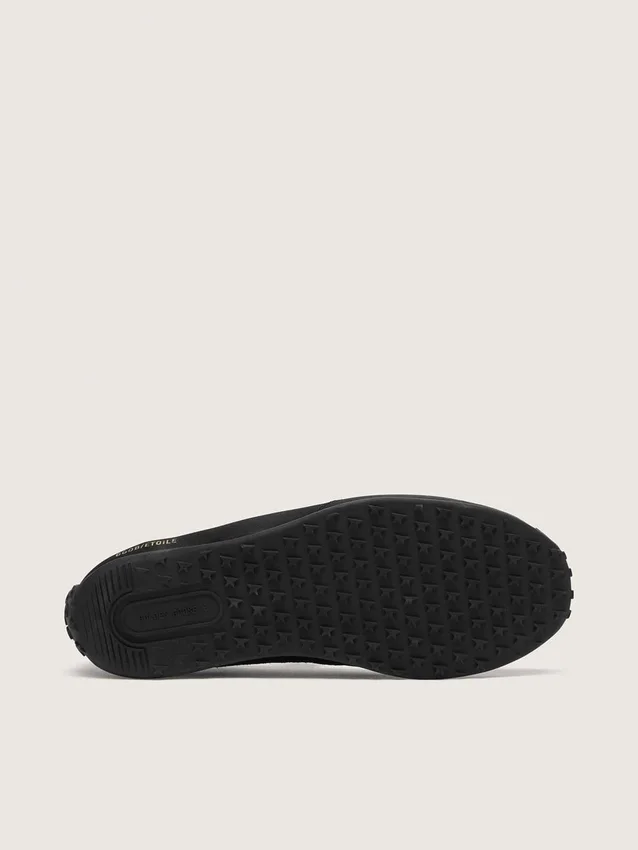Étoile Ballerinas aus schwarzem Satin mit schwarzem gesticktem Stern und elastischem Riemen