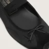 Étoile Ballerinas aus schwarzem Satin mit schwarzem gesticktem Stern und elastischem Riemen