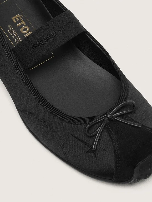Étoile Ballerinas aus schwarzem Satin mit schwarzem gesticktem Stern und elastischem Riemen
