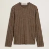 Travertinfarbener Herrenpullover mit «Golden»-Schriftzug als Aufnäher auf der Rückseite