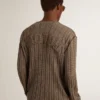 Travertinfarbener Herrenpullover mit «Golden»-Schriftzug als Aufnäher auf der Rückseite