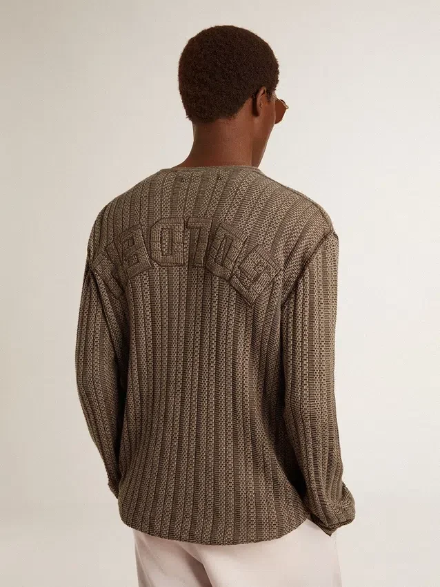 Travertinfarbener Herrenpullover mit «Golden»-Schriftzug als Aufnäher auf der Rückseite