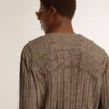Travertinfarbener Herrenpullover mit «Golden»-Schriftzug als Aufnäher auf der Rückseite