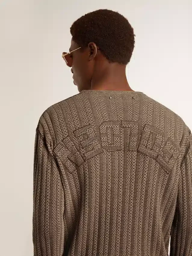 Travertinfarbener Herrenpullover mit «Golden»-Schriftzug als Aufnäher auf der Rückseite