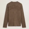 Travertinfarbener Herrenpullover mit «Golden»-Schriftzug als Aufnäher auf der Rückseite
