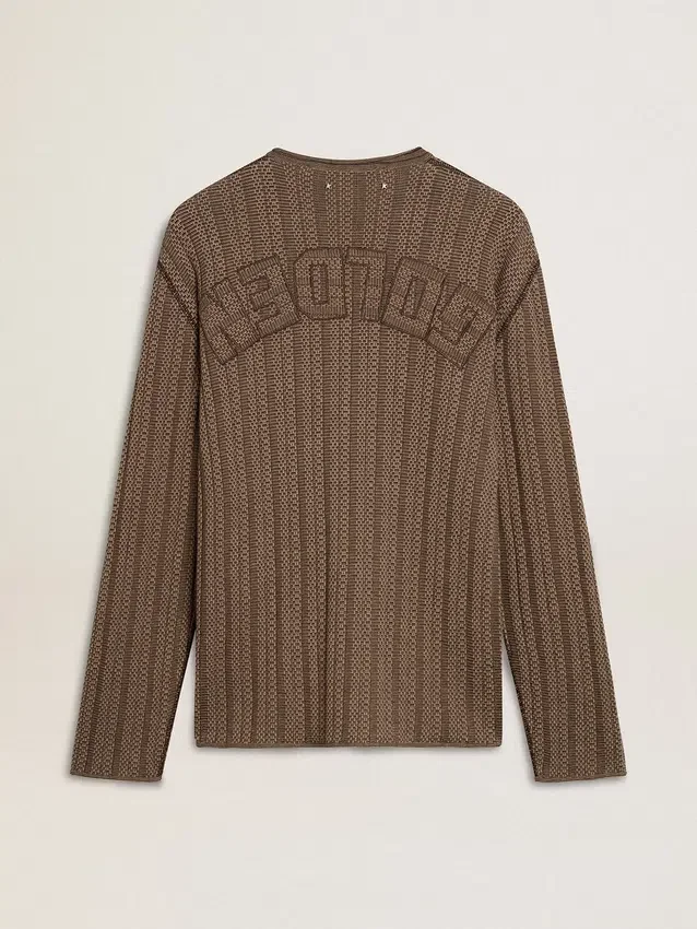 Travertinfarbener Herrenpullover mit «Golden»-Schriftzug als Aufnäher auf der Rückseite