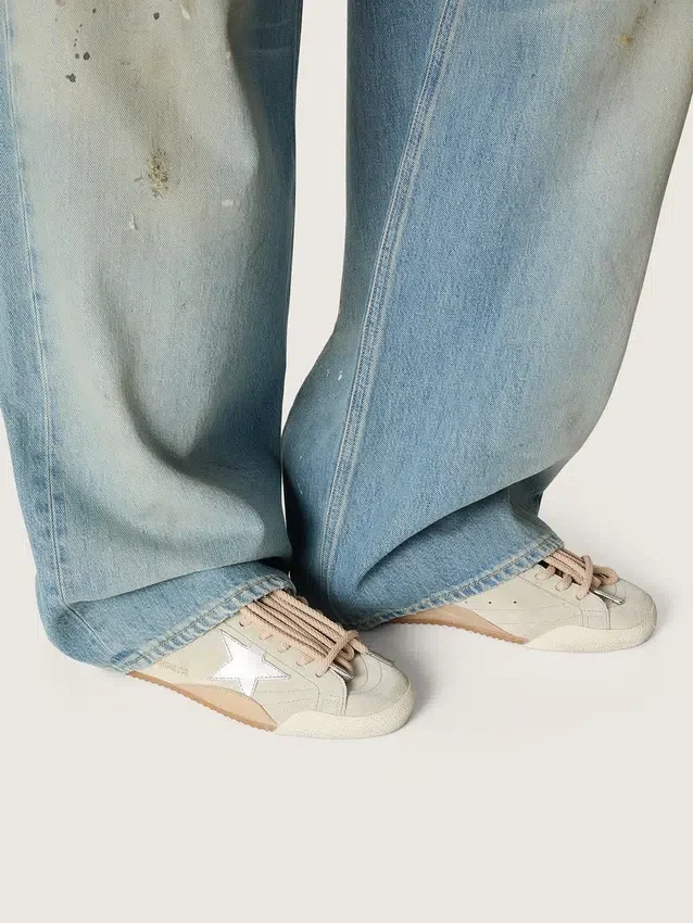 True-Star für Damen aus hellgrauem Wildleder mit metallisch-silbernem Stern und Fersenlasche