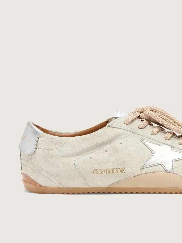True-Star für Damen aus hellgrauem Wildleder mit metallisch-silbernem Stern und Fersenlasche