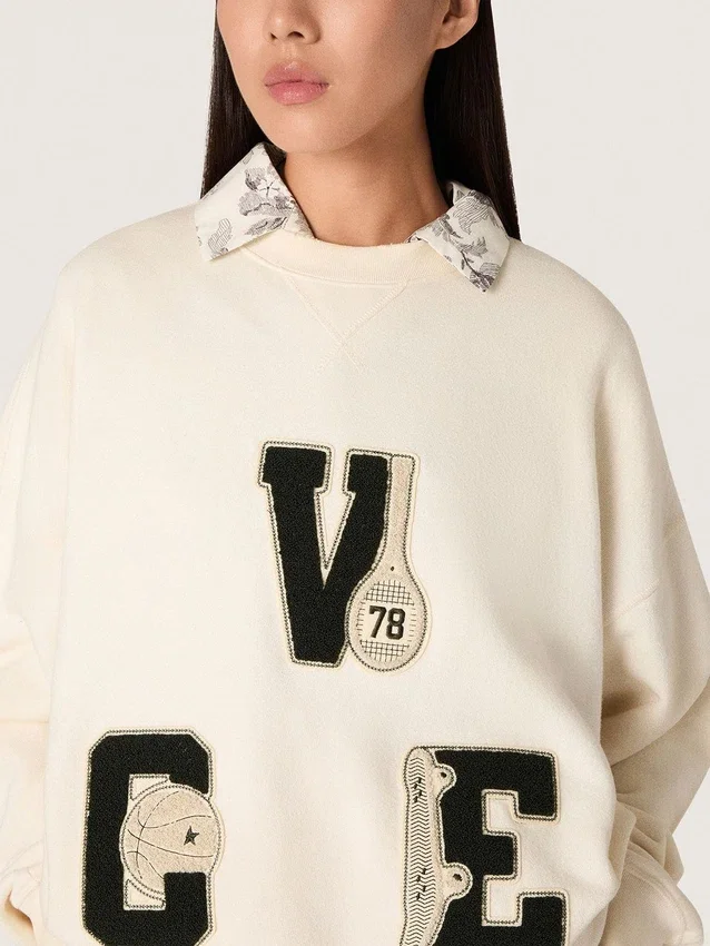Unisex-Baumwoll-Sweatshirt «Star» in Vintage-Weiss mit gestickten VCE-Aufnähern