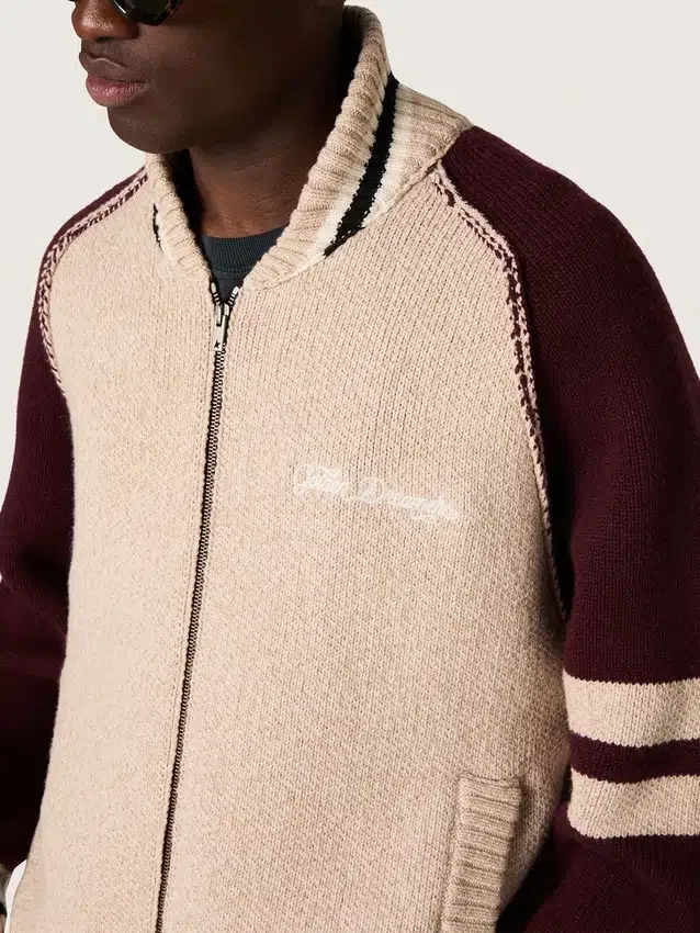 Unisex-Bomberjacke aus weissem und burgunderrotem Jacquard-Strick